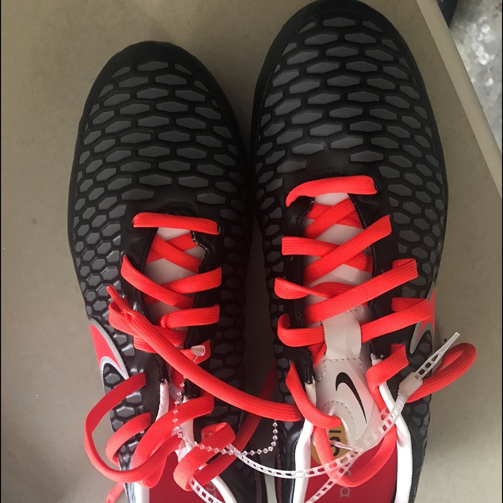 BRAND NEW NIKE soccer shoes—Youth